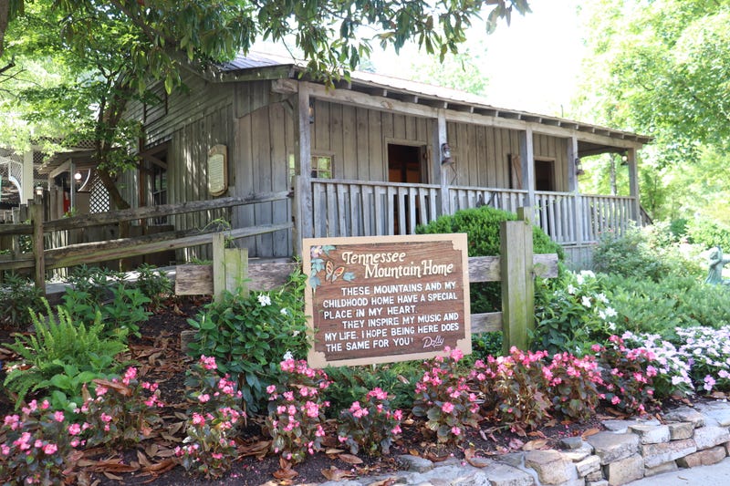 dolly parton's house growing up