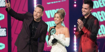 lainey wilson cmt awards 2024