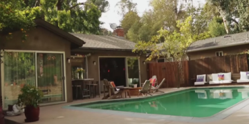 who is the narrator on house hunters