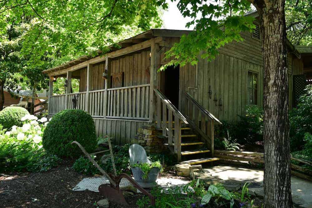 dolly parton's house growing up
