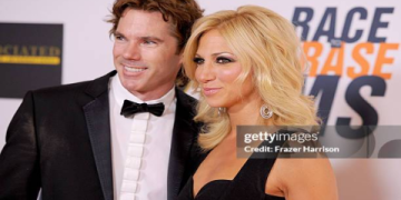 who is debbie gibson married to