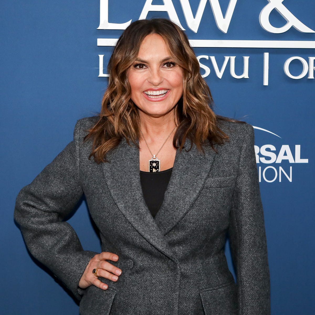 how much does mariska hargitay weigh