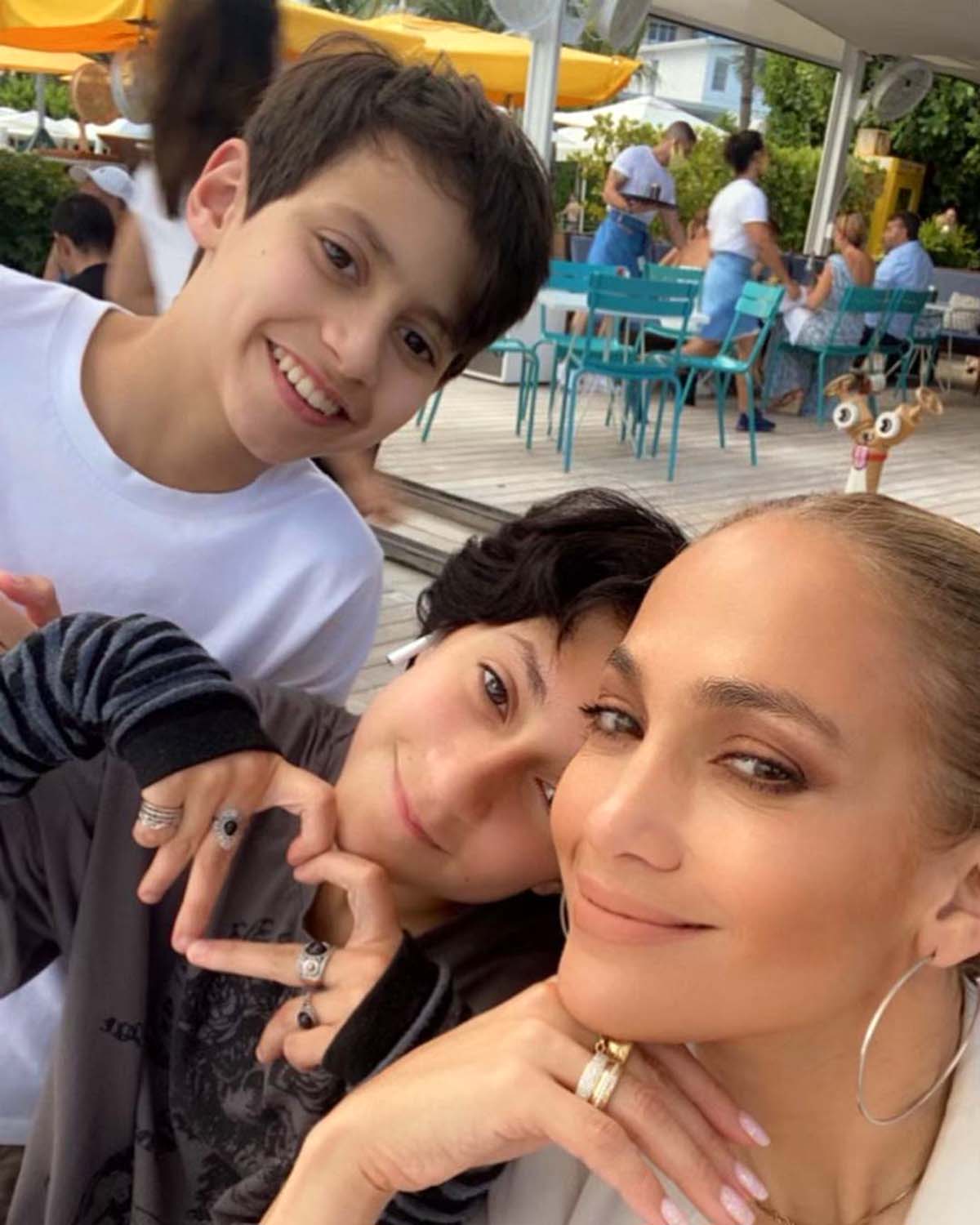 pictures of jennifer lopez twins