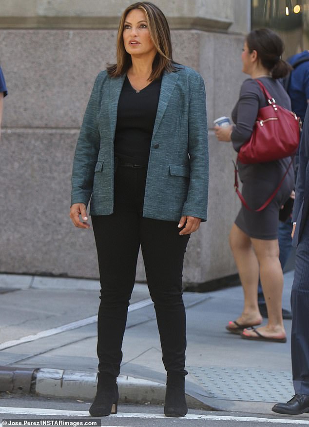 how much does mariska hargitay weigh