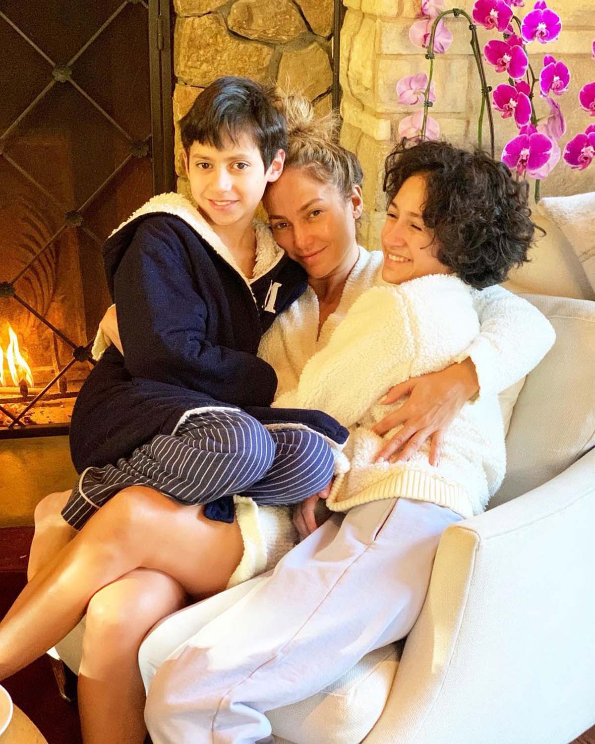 pictures of jennifer lopez twins