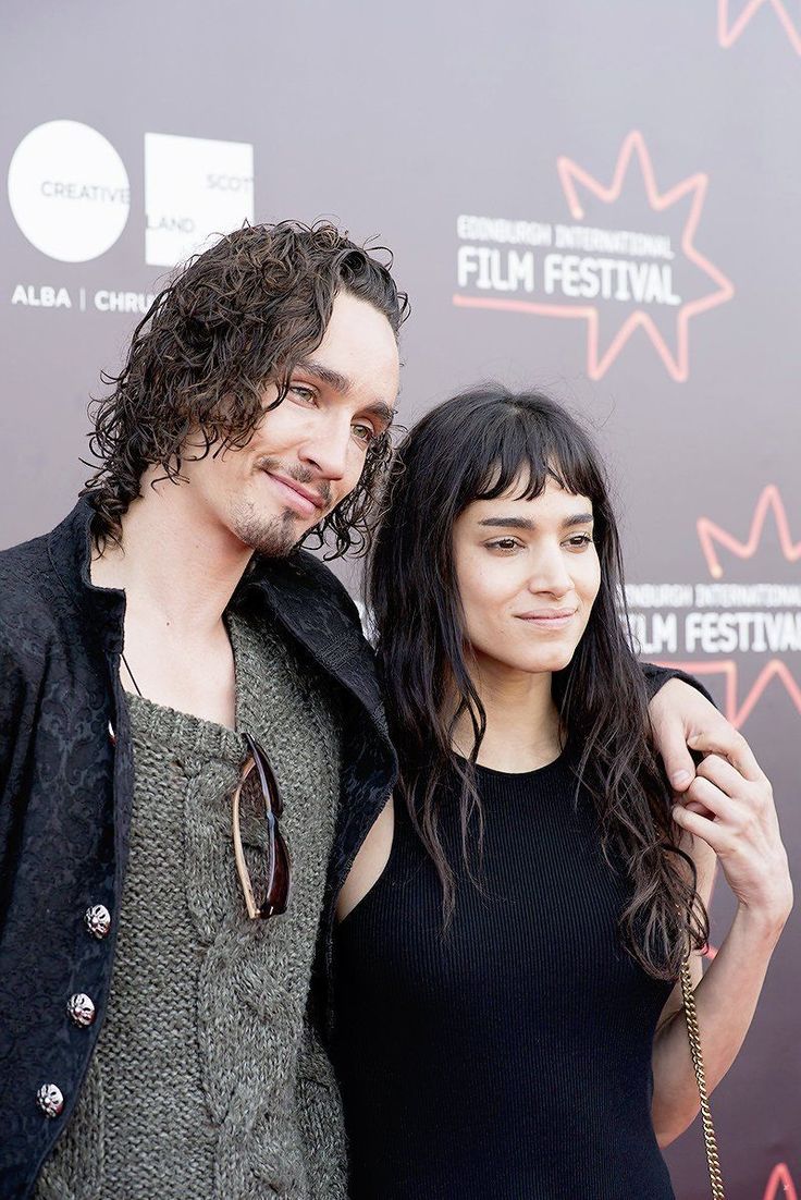 robert sheehan girlfriend