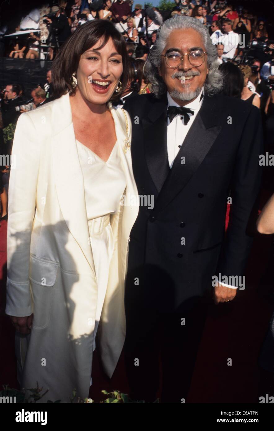 anjelica huston husband