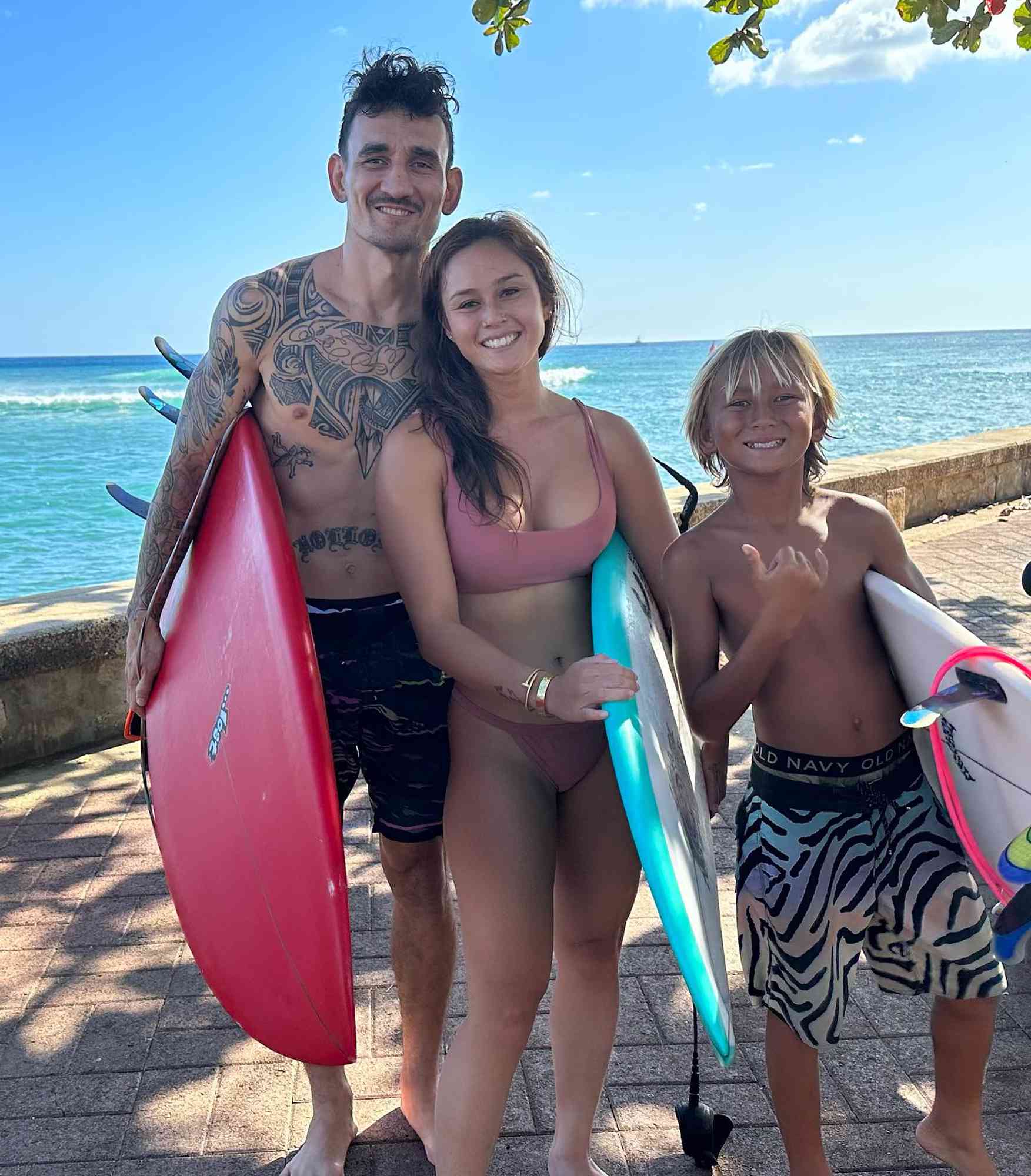 alessa holloway surfer